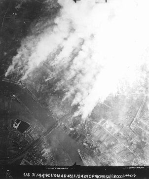 Das brennende Hanau. Luftaufnahme der US-Army, 19. März 1945, 9.15 Uhr morgens